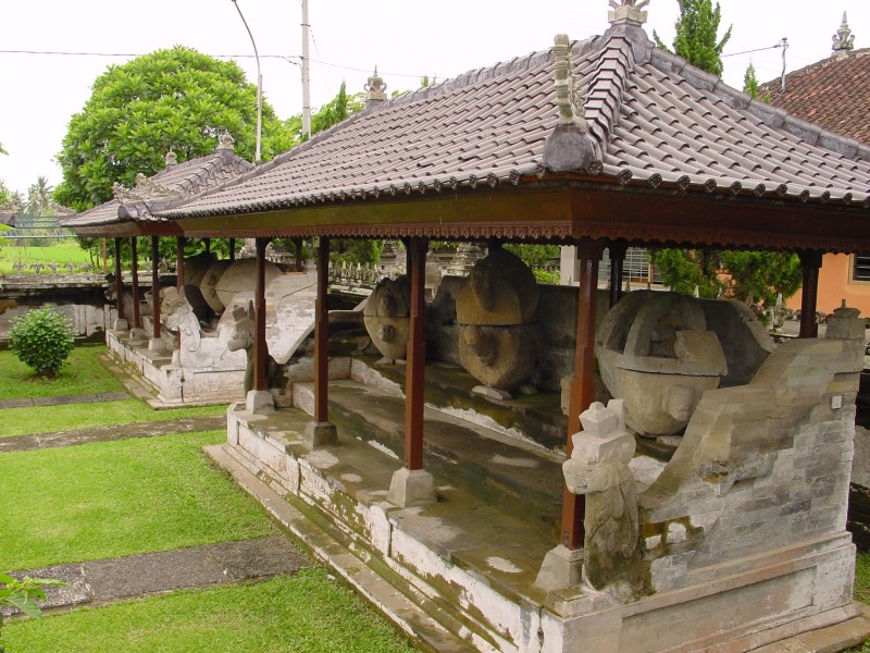 Archaeologisches Museum Schildkroetensarkophage.JPG - Photos of Bali, Indonesia in March 2001