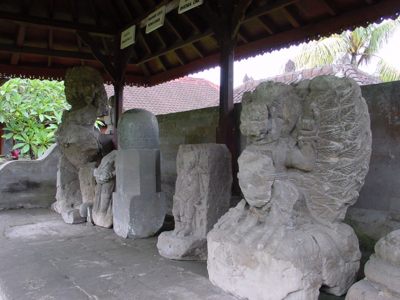 Archaeologisches Museum Statuen.JPG - Photos of Bali, Indonesia in March 2001