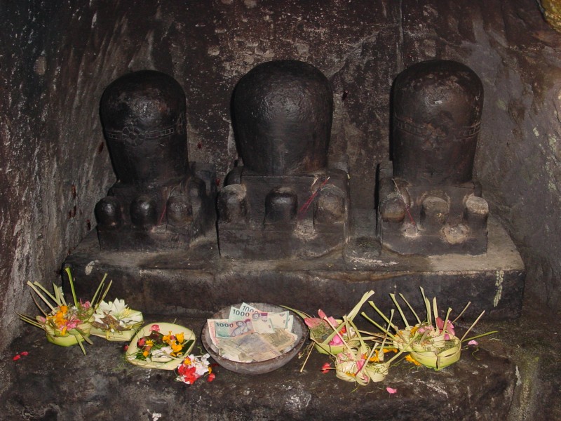 Goa Gajah Lingas (Brahma Vishnu Shiva).JPG - Photos of Bali, Indonesia in March 2001