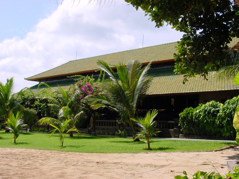 Hotelrestaurant am Strand.JPG - Photos of Bali, Indonesia in March 2001