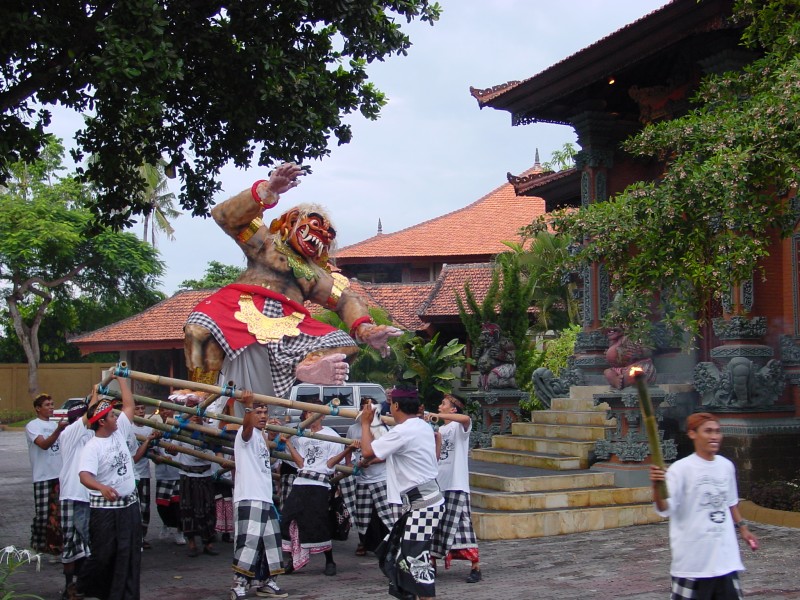 Oggo-Oggo an Nyepi 1.JPG - Photos of Bali, Indonesia in March 2001