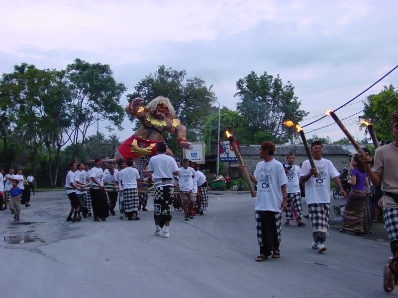 Oggo-Oggo an Nyepi 5.JPG - Photos of Bali, Indonesia in March 2001