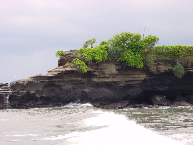 Tempel Tanah Lot Felsen gegenueber.JPG - Photos of Bali, Indonesia in March 2001