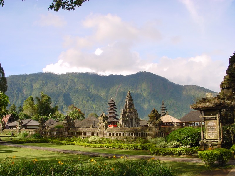 Tempel Ulun Danu 1.JPG - Photos of Bali, Indonesia in March 2001