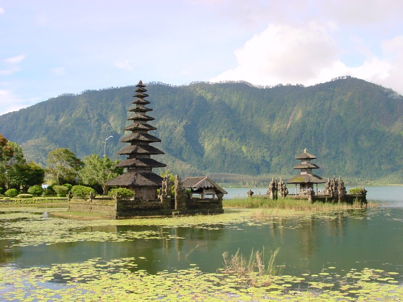 Tempel Ulun Danu 2.JPG - Photos of Bali, Indonesia in March 2001