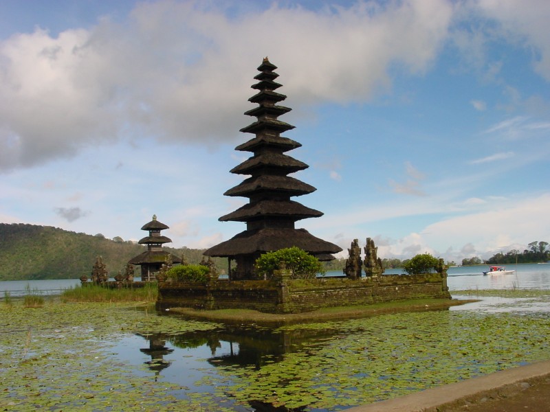 Tempel Ulun Danu 3.JPG - Photos of Bali, Indonesia in March 2001