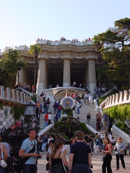 Park Gueell - Treppe zum Saal der hundert Saeulen.JPG -                                