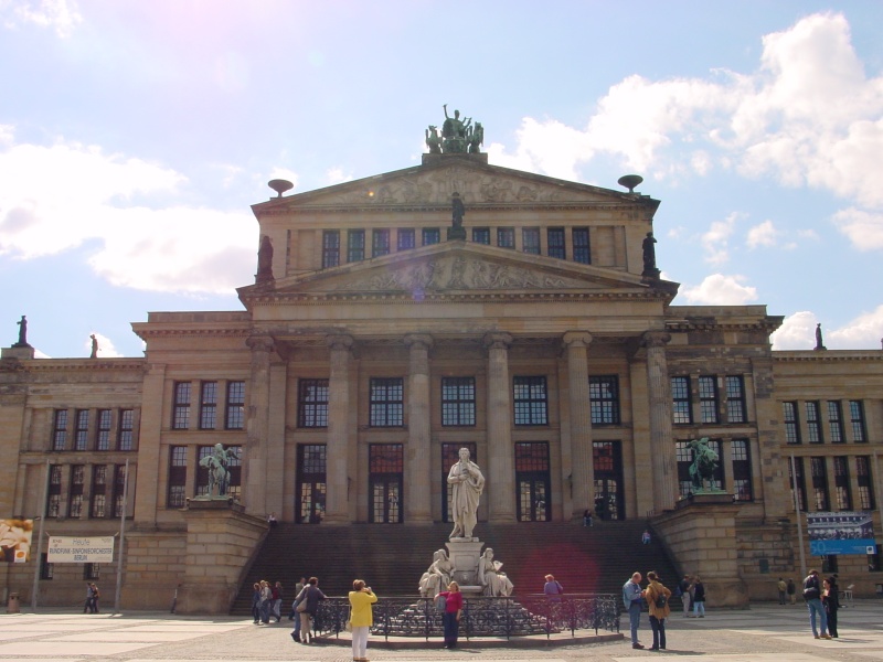 Gendarmenmarkt Schauspielhaus und Schiller-Denkmal.jpg -                                