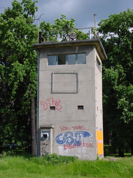 Grenzwachturm Treptow gen Kreuzberg (Todesstreifen).jpg -                                