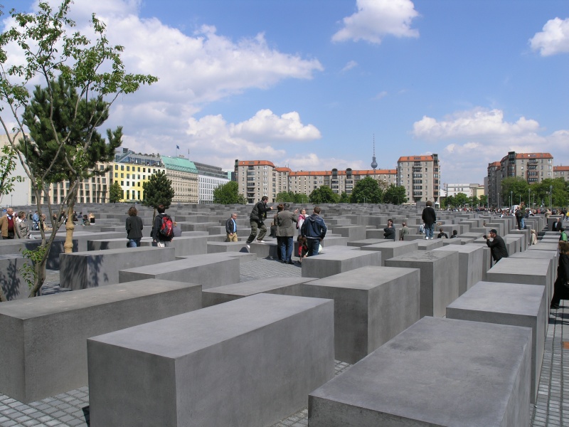 Holocaust-Mahnmal - Blick auf Steelenfeld 1.JPG - OLYMPUS DIGITAL CAMERA         