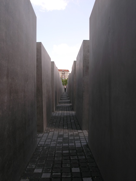 Holocaust-Mahnmal - Blick durch Steelen.JPG - OLYMPUS DIGITAL CAMERA         