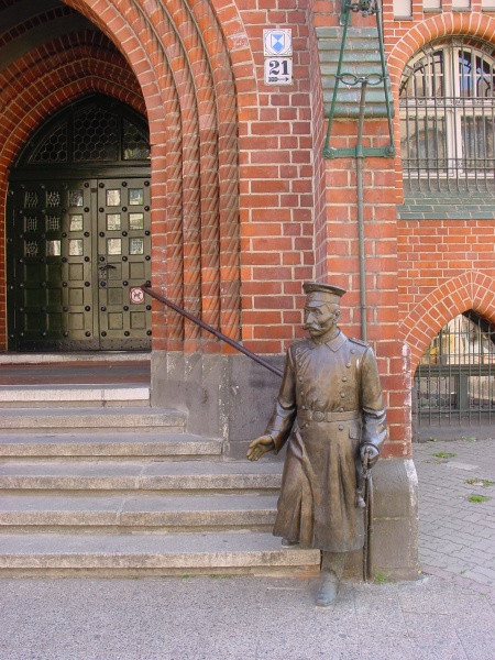 Koepenick Rathaus - Figur Hauptmann v. Koepenick.JPG -                                