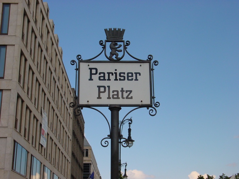 Pariser Platz Schild.jpg -                                