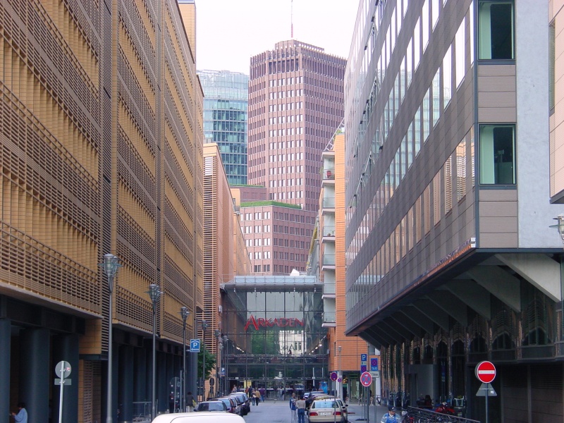 Potsdamer Platz Blick auf DaimlerChrysler-Gebaeude.jpg -                                