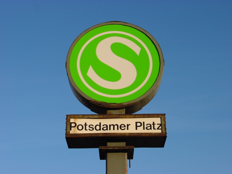 Potsdammer Platz - Altes S-Bahn-Schild.JPG -                                