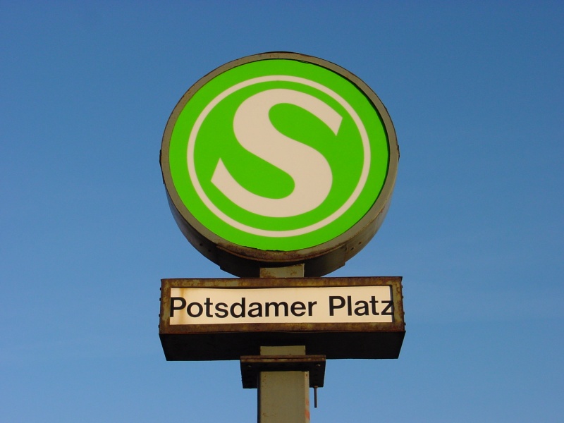 Potsdammer Platz - Altes S-Bahn-Schild.JPG -                                