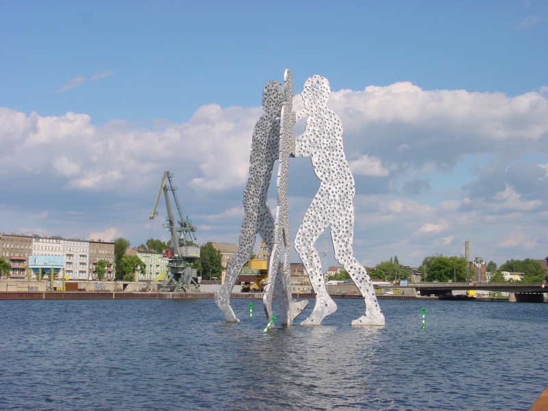 Skulpturen auf Spree bei Treptowern.jpg -                                