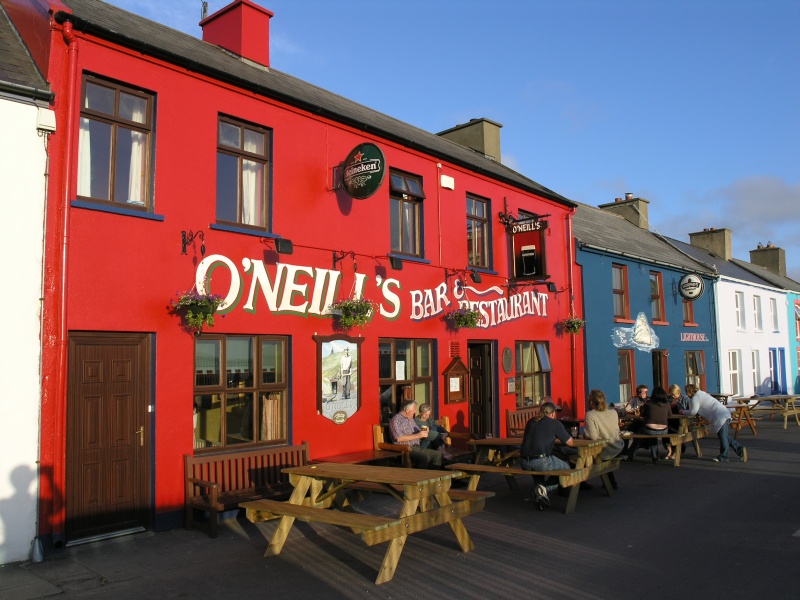 Beara Peninsula - Allihies - Bar Restaurant O'Neills.JPG - Photos of Ireland, in June 2005