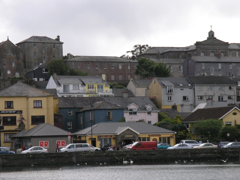 Beara Peninsula - Bantry - Hafenstrasse.JPG - Photos of Ireland, in June 2005