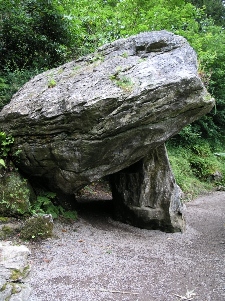 Blarney Castle - Steingrab (Dolmen) im Park.JPG - Photos of Ireland, in June 2005