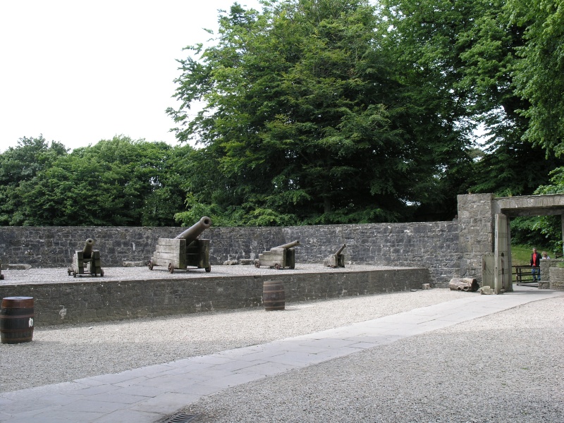 Bunratty Castle - Eingangshof.JPG - Photos of Ireland, in June 2005