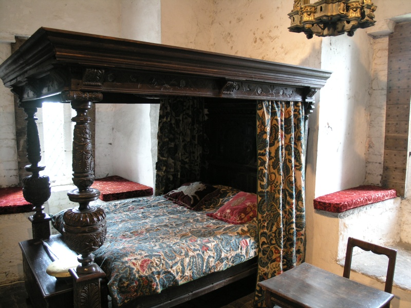 Bunratty Castle - Oberes Schlafzimmer.JPG - Photos of Ireland, in June 2005