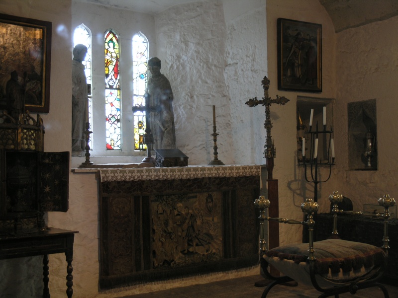 Bunratty Castle - Oeffentliche Kapelle.JPG - Photos of Ireland, in June 2005