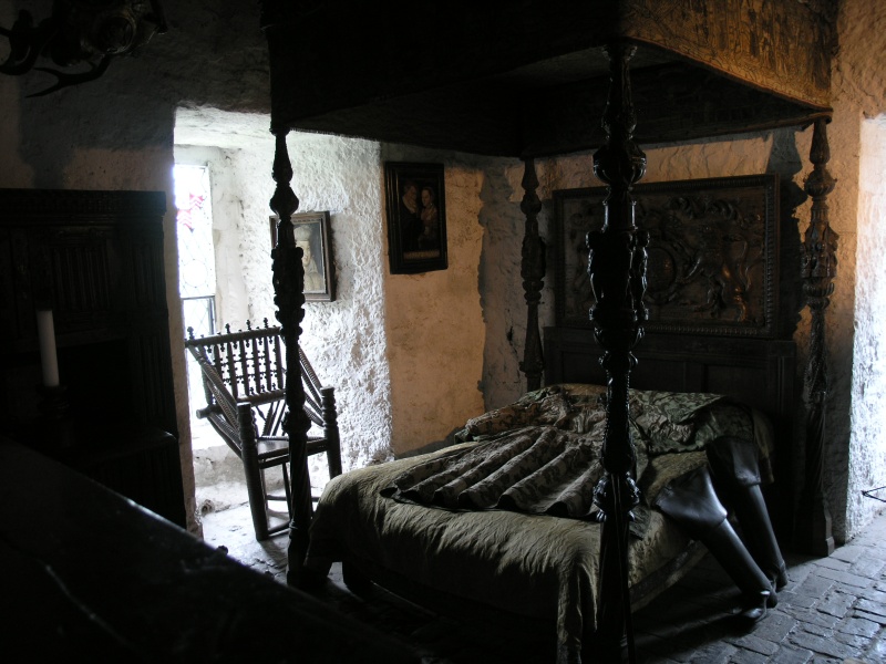 Bunratty Castle - Schlafzimmer des Grafen.JPG - Photos of Ireland, in June 2005