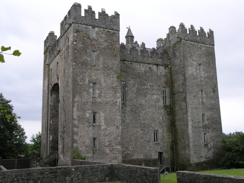 Bunratty Castle - Seitenansicht 2.JPG - Photos of Ireland, in June 2005