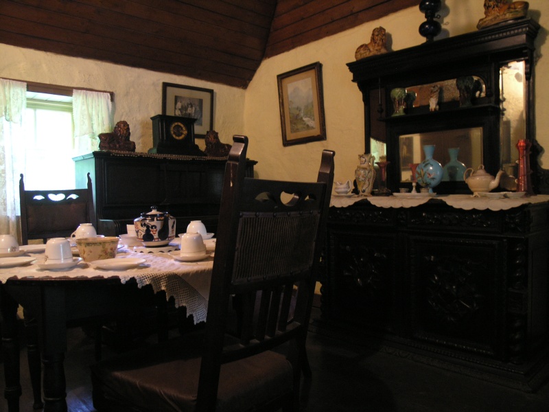 Bunratty Folk Park - Golden Vale Bauernhaus Zimmer.JPG - Photos of Ireland, in June 2005