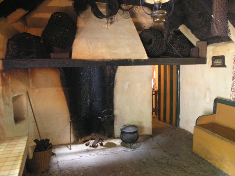 Bunratty Folk Park - Haus eines Cashen Fischers (innen).JPG - Photos of Ireland, in June 2005