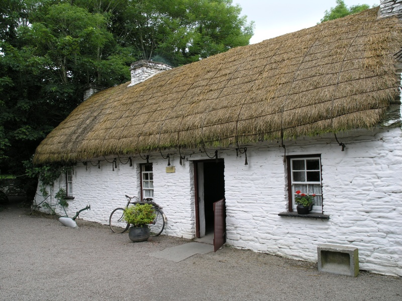 Bunratty Folk Park - Loop Head Haus.JPG - Photos of Ireland, in June 2005