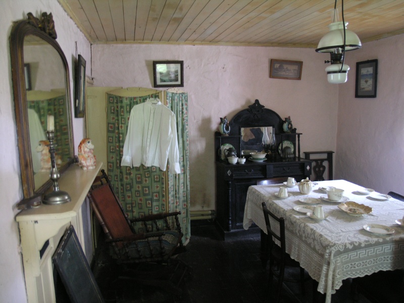 Bunratty Folk Park - Shannon Bauernhaus Zimmer.JPG - Photos of Ireland, in June 2005