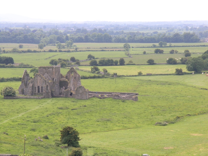 Cashel - Rock of Cashel Blick auf Benediktinerkloster Hore Abbey.JPG - Photos of Ireland, in June 2005