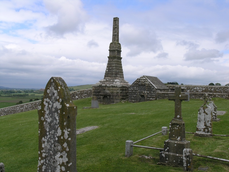 Cashel - Rock of Cashel Blick auf Friedhof 2.JPG - Photos of Ireland, in June 2005