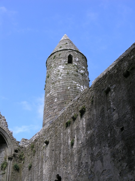 Cashel - Rock of Cashel Blick auf Rundturm.JPG - Photos of Ireland, in June 2005