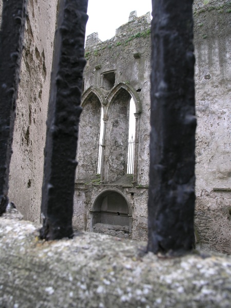 Cashel - Rock of Cashel Blick in Cathedral Chor.JPG - Photos of Ireland, in June 2005