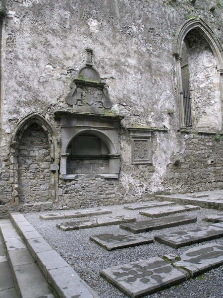 Cashel - Rock of Cashel Grabplatten in Cathedral Chor.JPG - Photos of Ireland, in June 2005