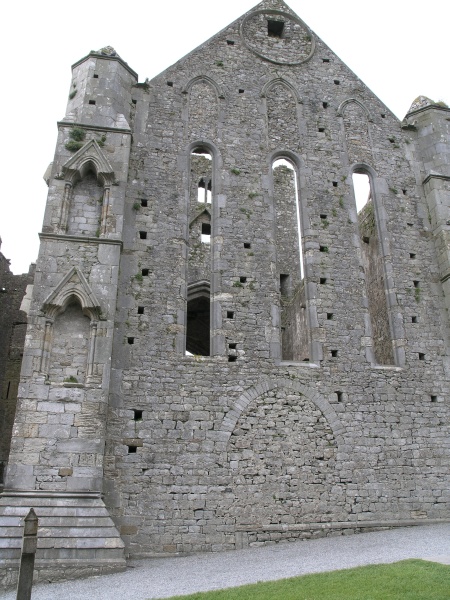 Cashel - Rock of Cashel Vorhalle.JPG - Photos of Ireland, in June 2005