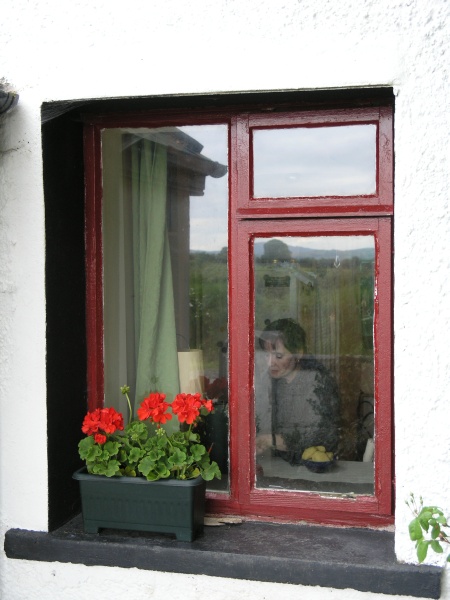Cottage - Birgit hinter Fenster.JPG - Photos of Ireland, in June 2005