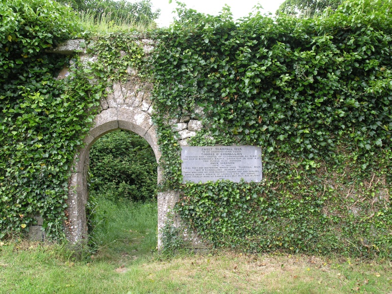 Lough Gur (Naehe) - Friedhof Kapelleneingang.JPG - Photos of Ireland, in June 2005