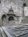 Cashel - Rock of Cashel Grabplatten in Cathedral Chor