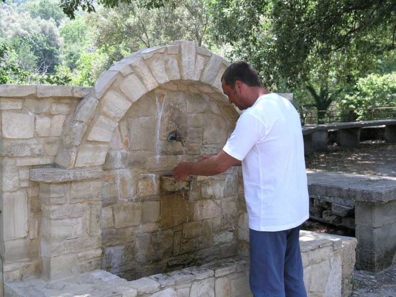 Amari-Becken - Gerakari Brunnen bei Kirchlein Ioannis Theologos.JPG - OLYMPUS DIGITAL CAMERA         