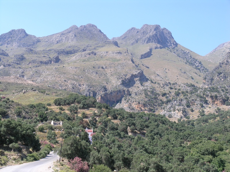 Argoules - Blick auf Kapelle und Berge.JPG - OLYMPUS DIGITAL CAMERA         