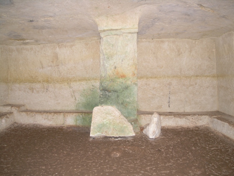 Armeni - Minoische Nekropole Grabkammer (mit Blitz).JPG - OLYMPUS DIGITAL CAMERA         