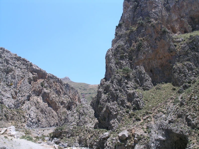 Kourtaliotis-Schlucht - Blick auf Berge 2.JPG - OLYMPUS DIGITAL CAMERA         