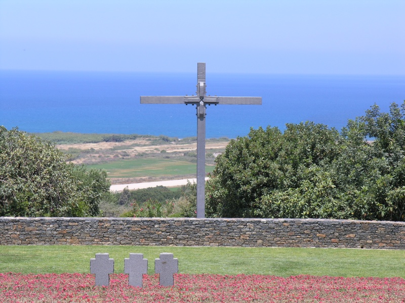 Maleme - Deutscher Soldatenfriedhof Kreuz.JPG - OLYMPUS DIGITAL CAMERA         