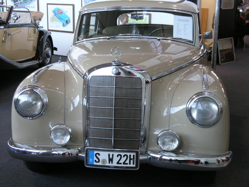 Mercedes 300 Limousine ('Adenauer').JPG - OLYMPUS DIGITAL CAMERA         
