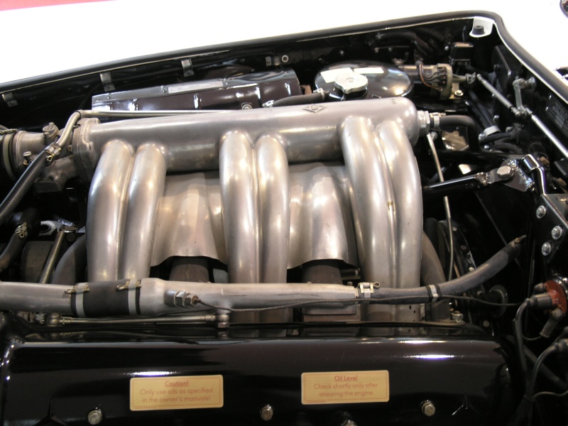 Mercedes 300 SL (Motorraum 1).JPG - OLYMPUS DIGITAL CAMERA         