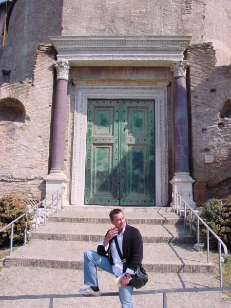 Forum Romanum - Romulustempel.JPG -                                